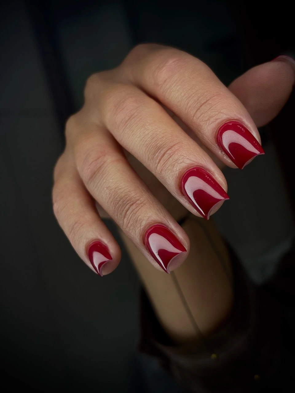 Bordowy manicure z jasnym, falistym zdobieniem