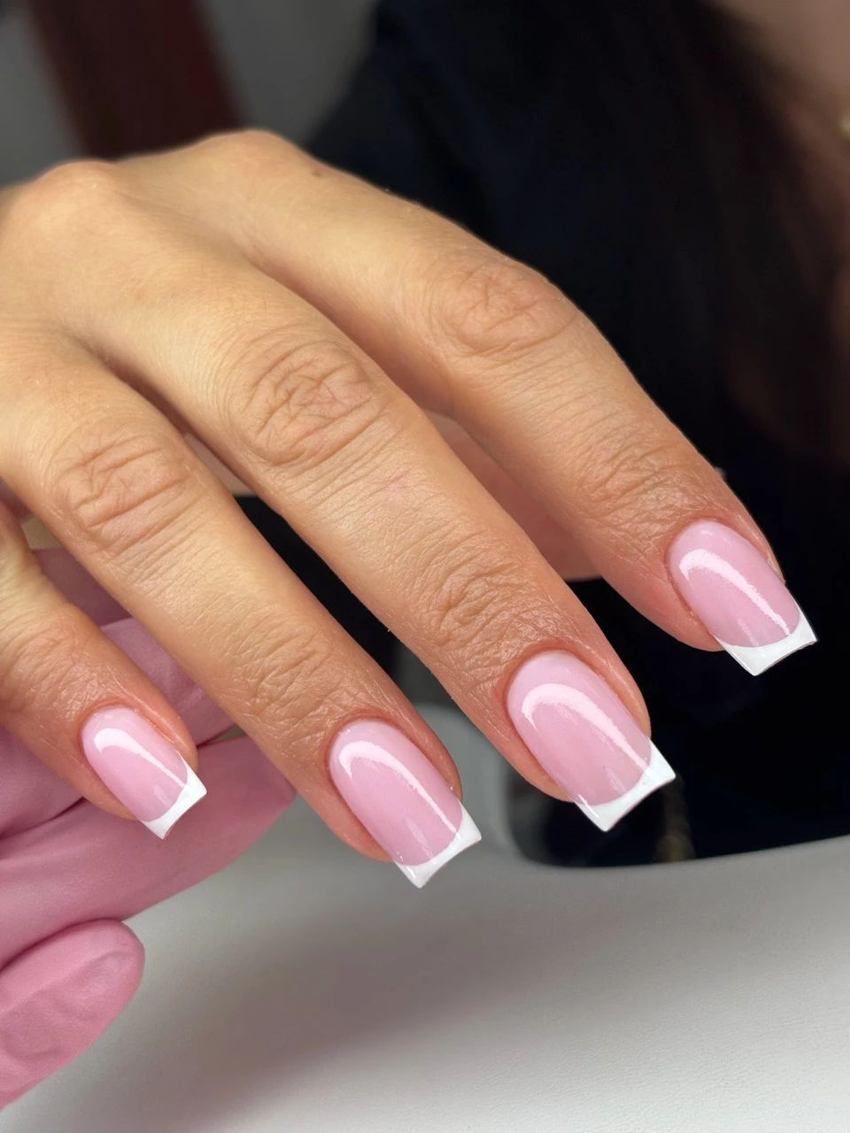 Manicure french — różowe paznokcie z białymi końcówkami