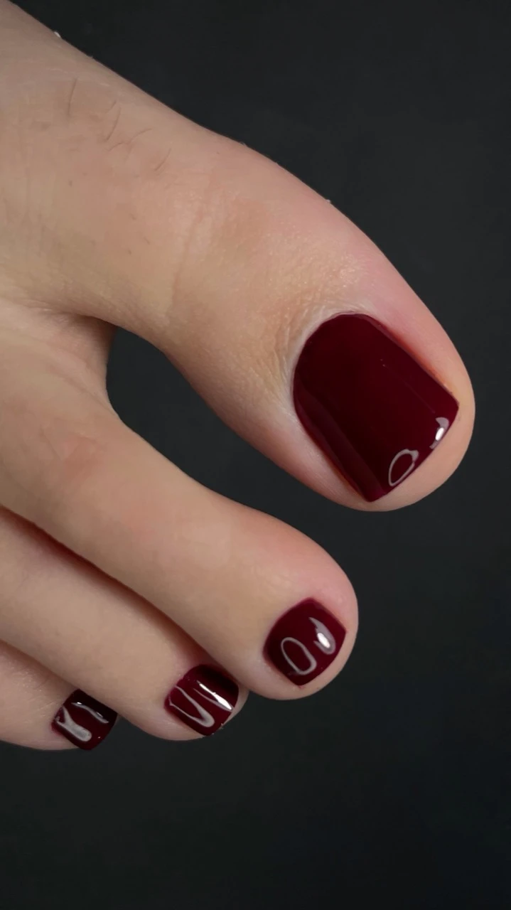 Pedicure z lakierem w głębokim bordowym kolorze